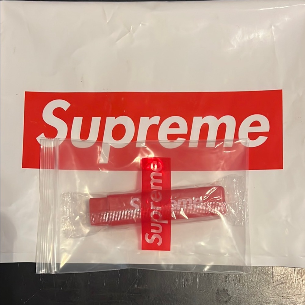 SUPREME TOOTHBRUSH FW2017 SEALED NOT OPENED